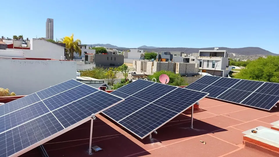 Paneles fotovoltaicos sobre estructuras inclinadas en una azotea residencial